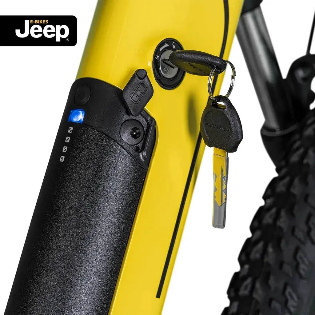 Detailaufnahme des Akkufachs des Jeep Mountain E-Bike MHR mit integriertem Ladeanschluss