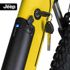 Detailaufnahme des Akkufachs des Jeep Mountain E-Bike MHR mit integriertem Ladeanschluss