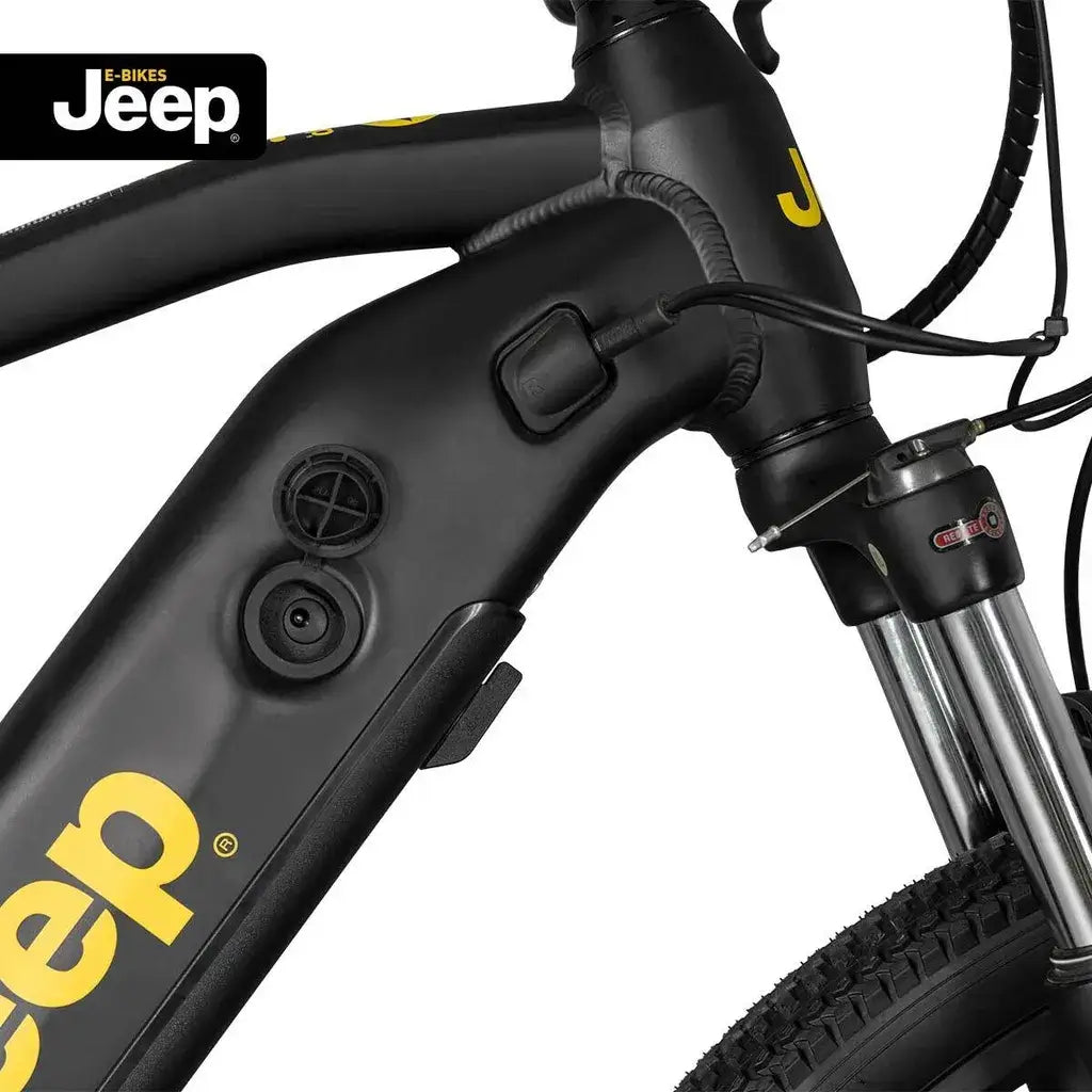 Detailansicht der Federgabel des Jeep Mountain E-Bike MHM 7000 für optimale Geländeanpassung.