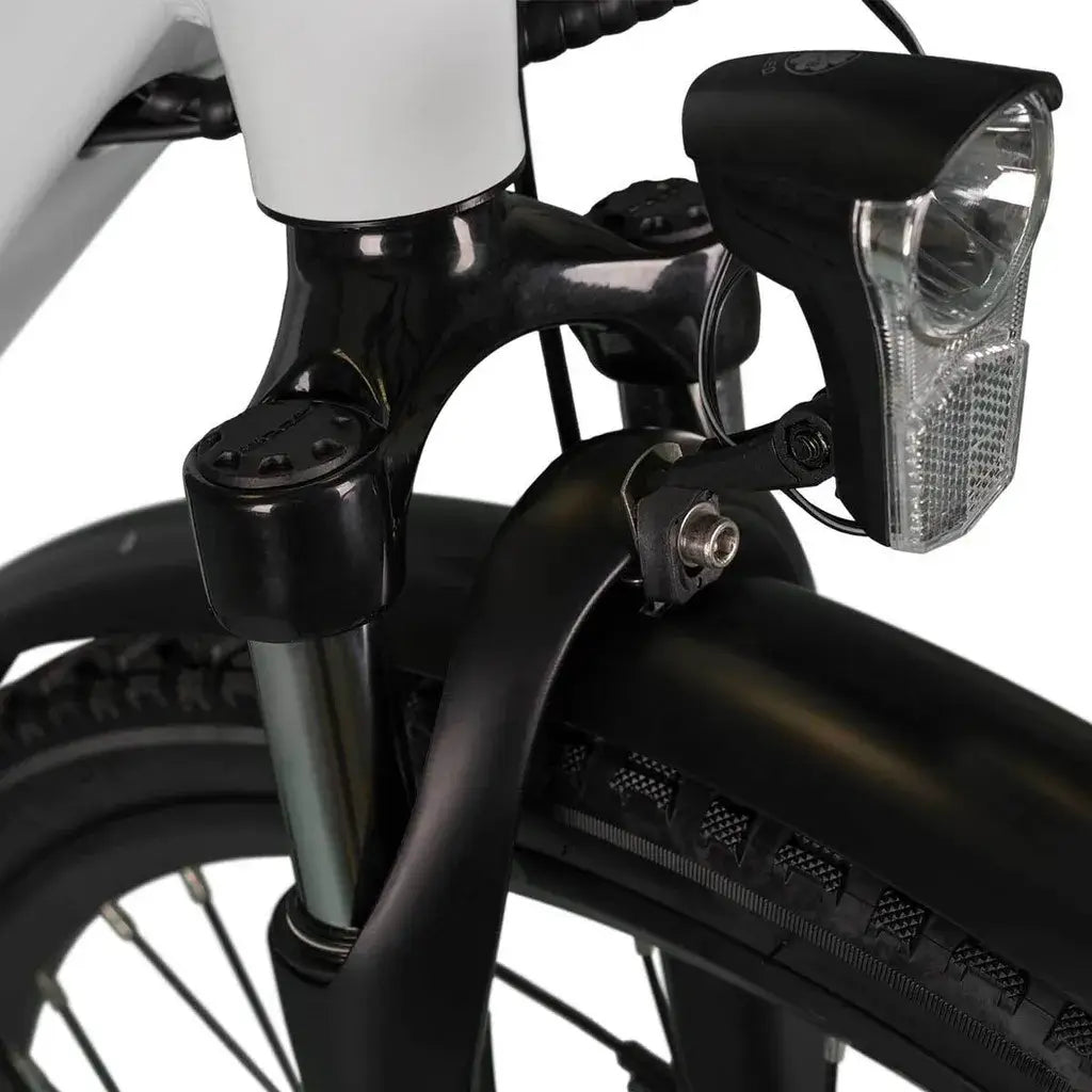 Nahaufnahme des Vorderlichts des Jeep Trekking E-Bike TLR 7011