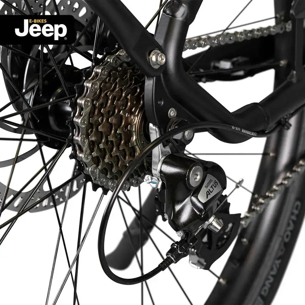 Nahaufnahme des Hinterrads mit Scheibenbremse des Jeep SUV E-Bike ULM 7000