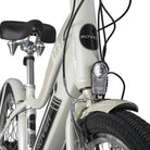 Detailansicht des Sattels und der Batteriehalterung des ROVER Cruise E-Bike CLR 707.