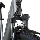 Detail der Vorderfederung und des Frontlichts des ROVER Trekking E-Bike TLR 709.