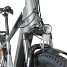 ROVER Trekking E-Bike TMR 709 mit integriertem Scheinwerfer und Reifenprofil, ideal für urbanes Pendeln und Outdoor-Abenteuer.