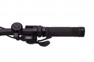Detailansicht des Lenkergriffs der Saxxx Everest 5.0 E-MTB mit Schaltmechanismus und rutschfester Oberfläche.