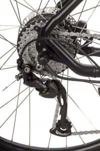 Detailaufnahme der Hinterradnabe und des Schaltwerks des Saxxx Everest 5.0 E-MTB für optimale Leistung.