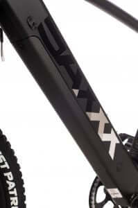 Saxxx Everest 5.0 E-MTB, detaillierte Ansicht des Rahmens mit Motor und Branding.