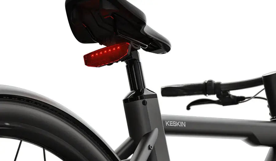 Detailansicht des Keskin E-Bike cBike 1V mit rotem Rücklicht und modernem Design.