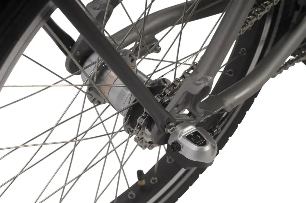 Detailansicht des Vorderrads mit Schutzblech am Saxonette Compact Comfort Plus 2.0 Falt-E-Bike