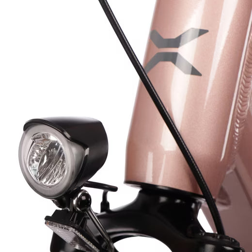 Nahaufnahme des Rahmens mit Frontlicht am Saxonette Comfort Sport EASY E-Bike