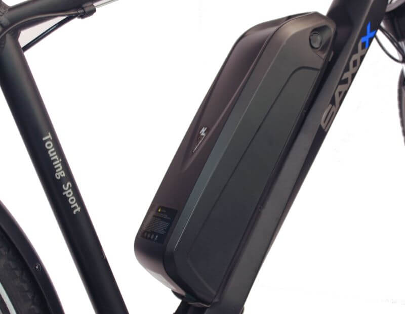 SAXXX Touring Sport E-Trekkingbike mit teilintegriertem, entnehmbarem Akku für einfaches Laden und Nutzung.