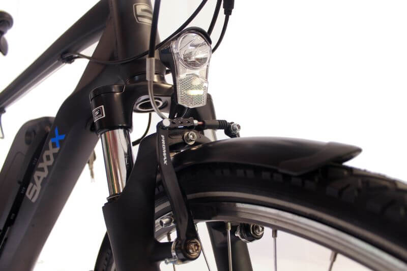 Detailaufnahme des SAXXX Touring Sport mit LED-Licht und Vorderradbremsen.