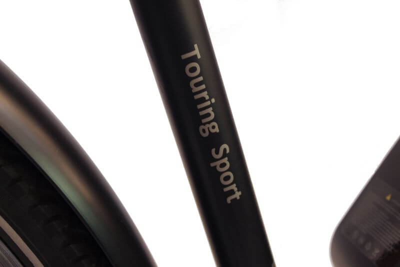 Nahaufnahme des SAXXX Touring Sport E-Trekkingbikes mit Fokus auf den Rahmen und den Schriftzug 'Touring Sport'.