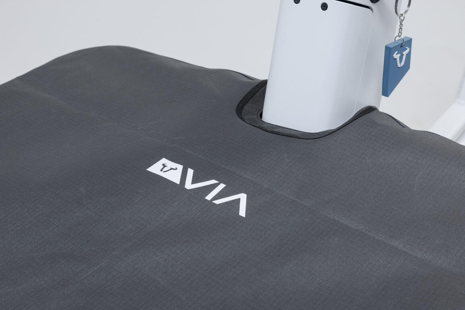 VIA Abdeckplane mit Logo – langlebiger Schutz vor Regen und Schmutz