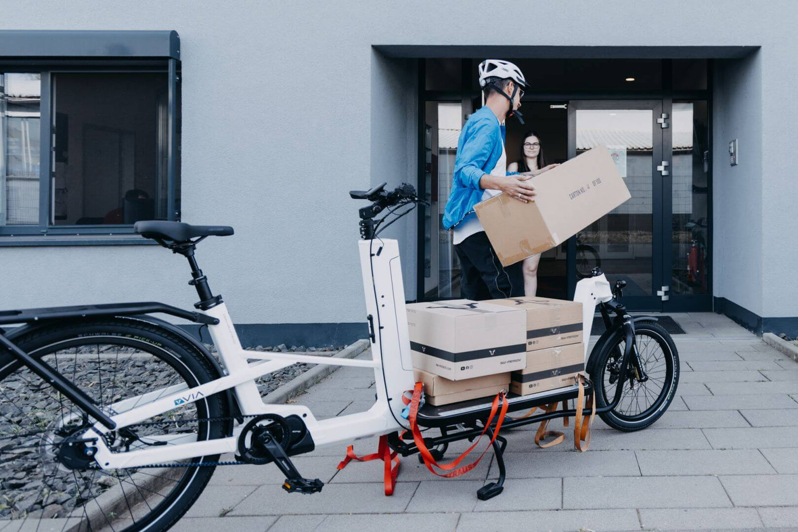 VIA Flatbed E-Cargo-Bike im Einsatz auf Werksgelände
