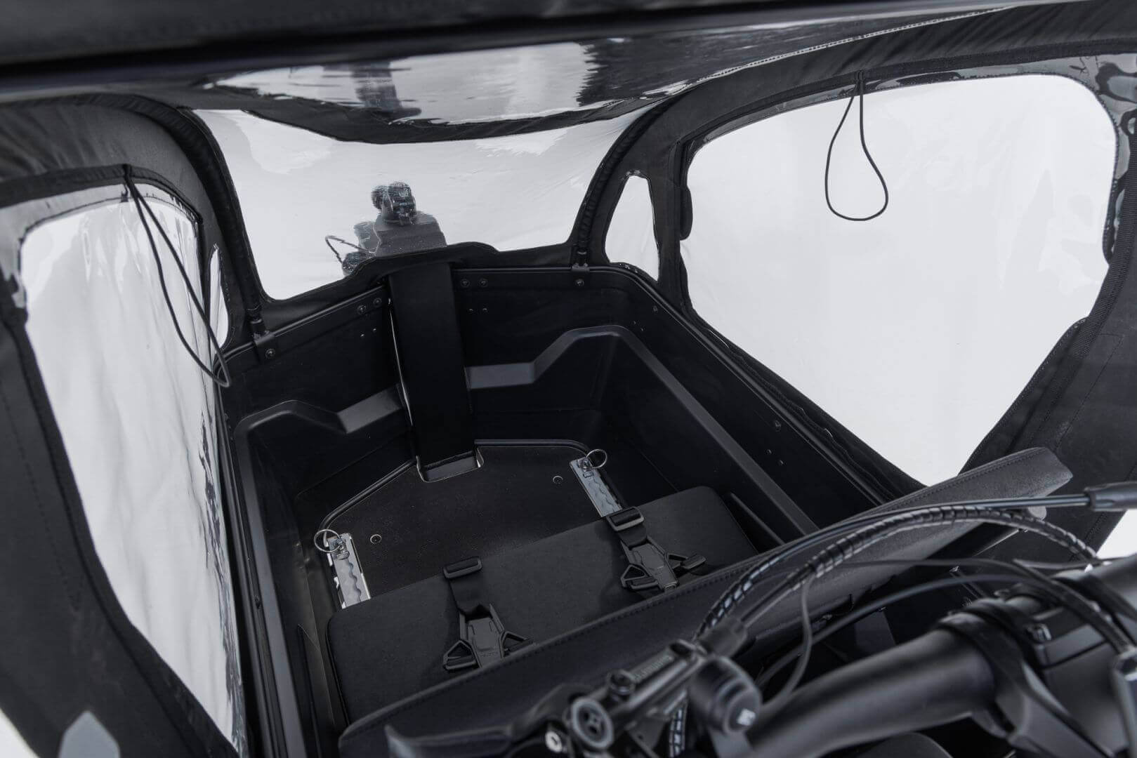 Innenansicht des VIA Regenverdecks – stabile Konstruktion und sichere Befestigung