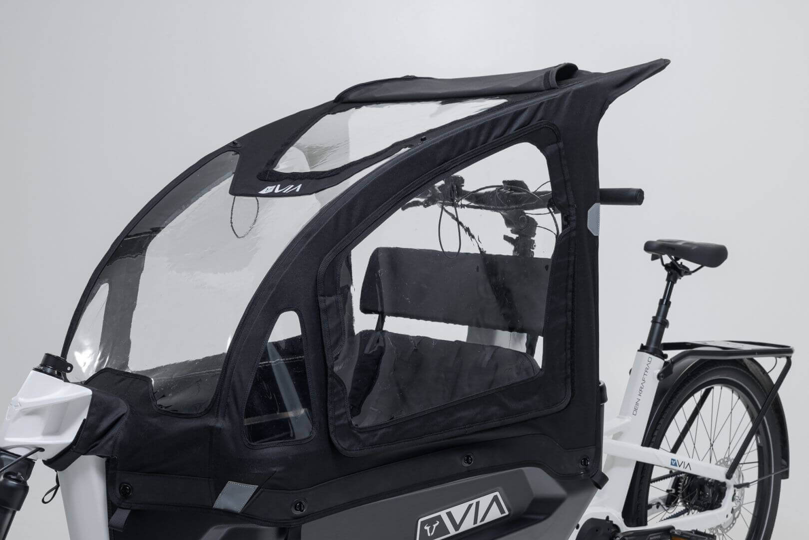 VIA Regenverdeck – seitliche Ansicht mit robustem Gestänge und transparenter Front
