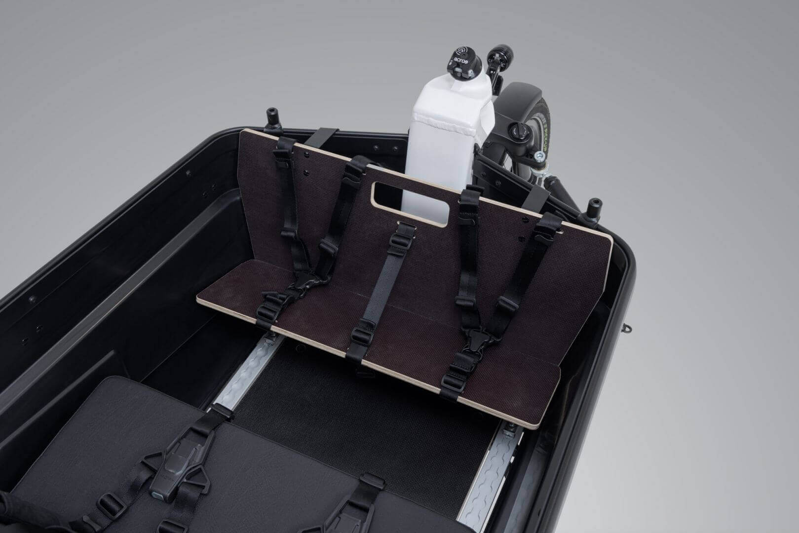 VIA Zusatzsitzbank im E-Lastenrad mit 3-Punkt-Anschnallgurten und klappbarer Konstruktion für Sicherheit.