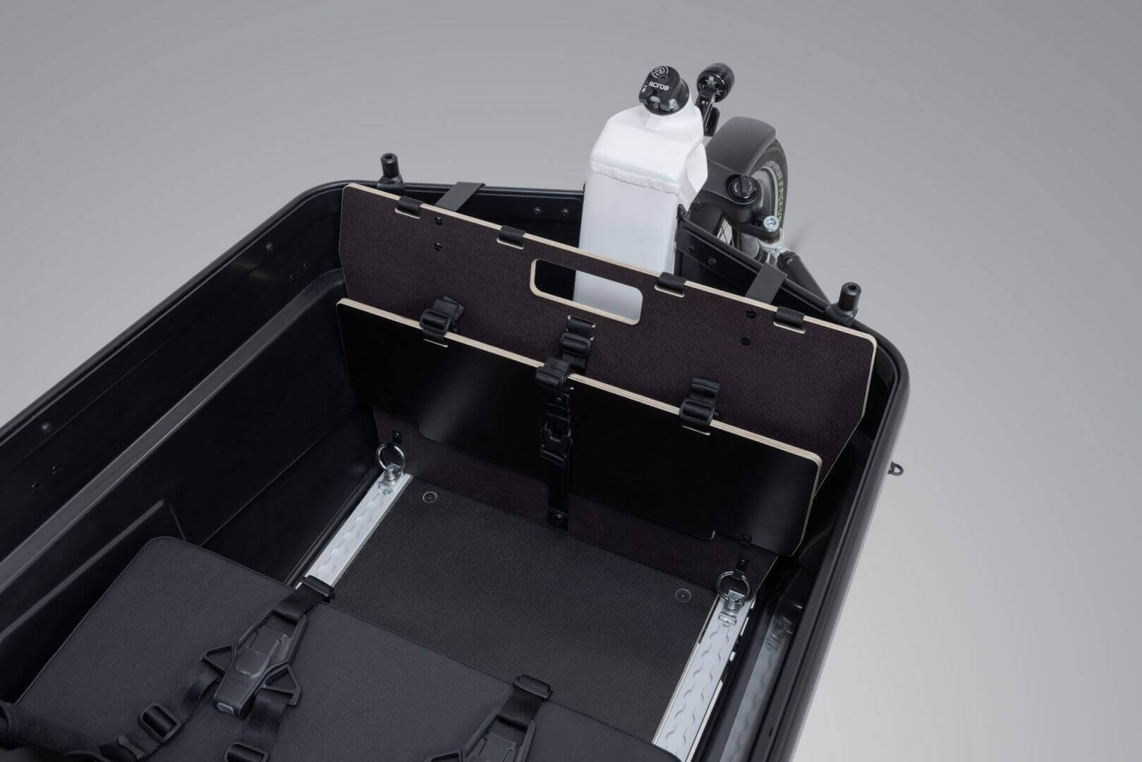 VIA Zusatzsitzbank im E-Lastenrad mit zwei Sitzplätzen und 3-Punkt-Anschnallgurten für zusätzliche Sicherheit.