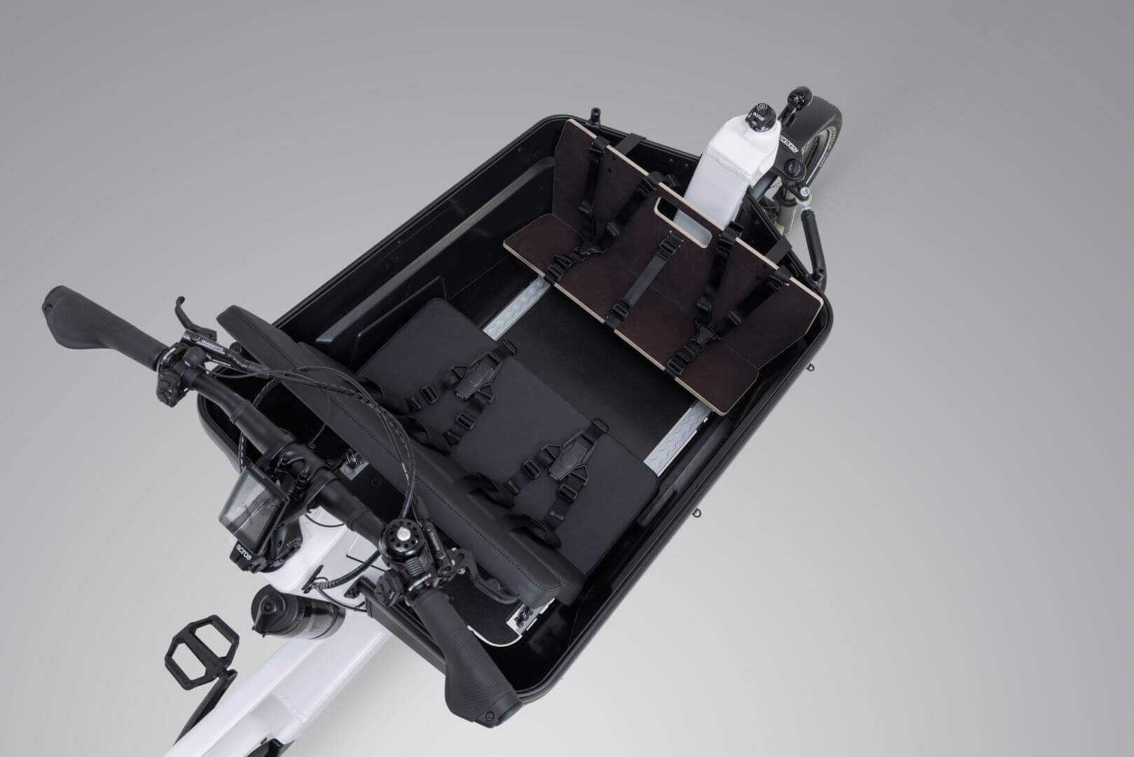 VIA Zusatzsitzbank für E-Lastenrad mit Platz für zwei Kinder und Sicherheitsgurten.