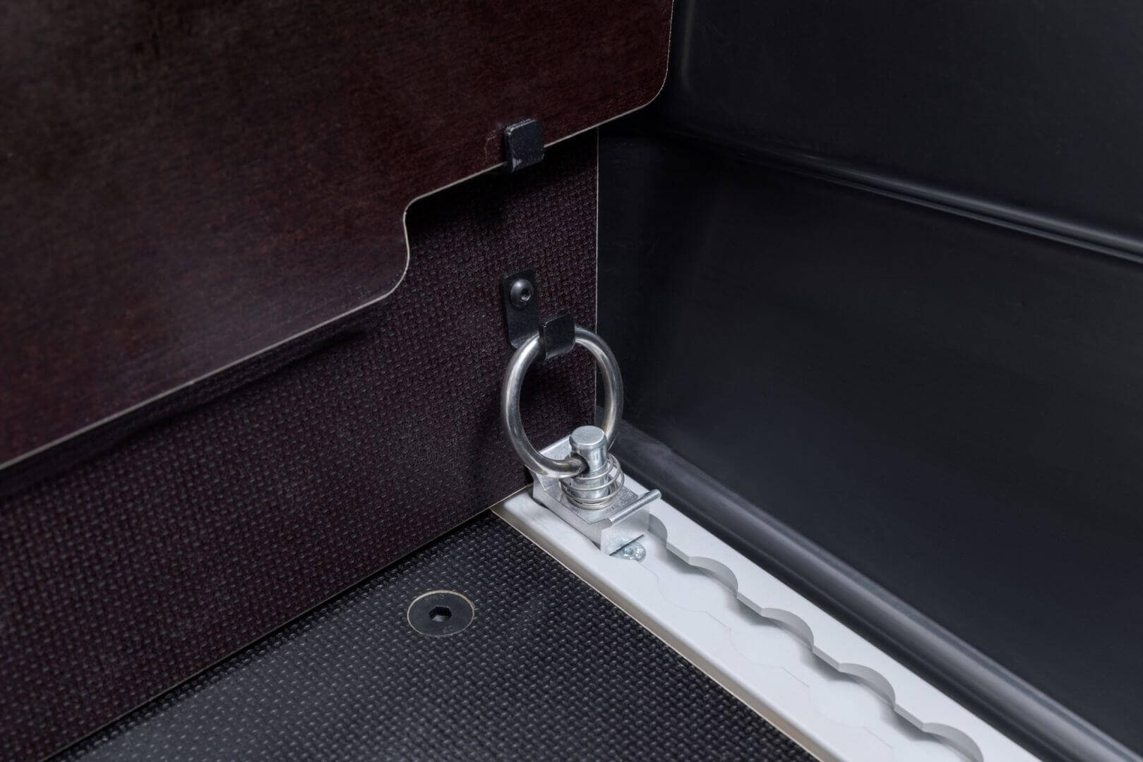 Detailaufnahme der Befestigungsschlaufe im VIA Zusatzsitzbank für Sicherheit und Stabilität.