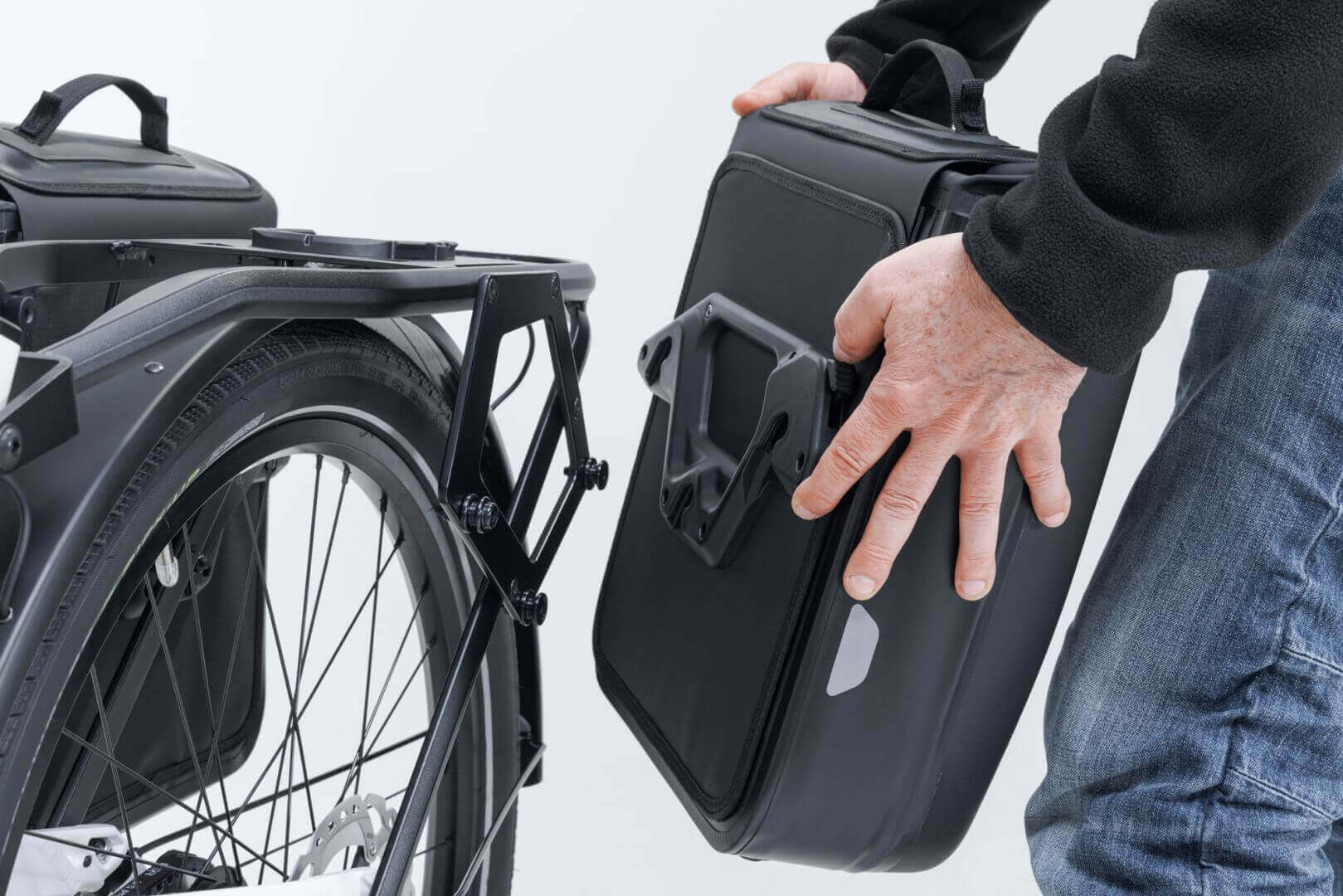 Detailansicht der VIA Seitentasche SysBag WP – robuste Materialien und seitliche Befestigung am Gepäckträger