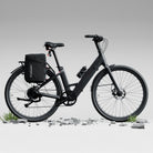 Urtopia Carbon 1 ST in Schwarz, Seitenansicht des leichten Carbon-E-Bikes mit Tiefeinstieg