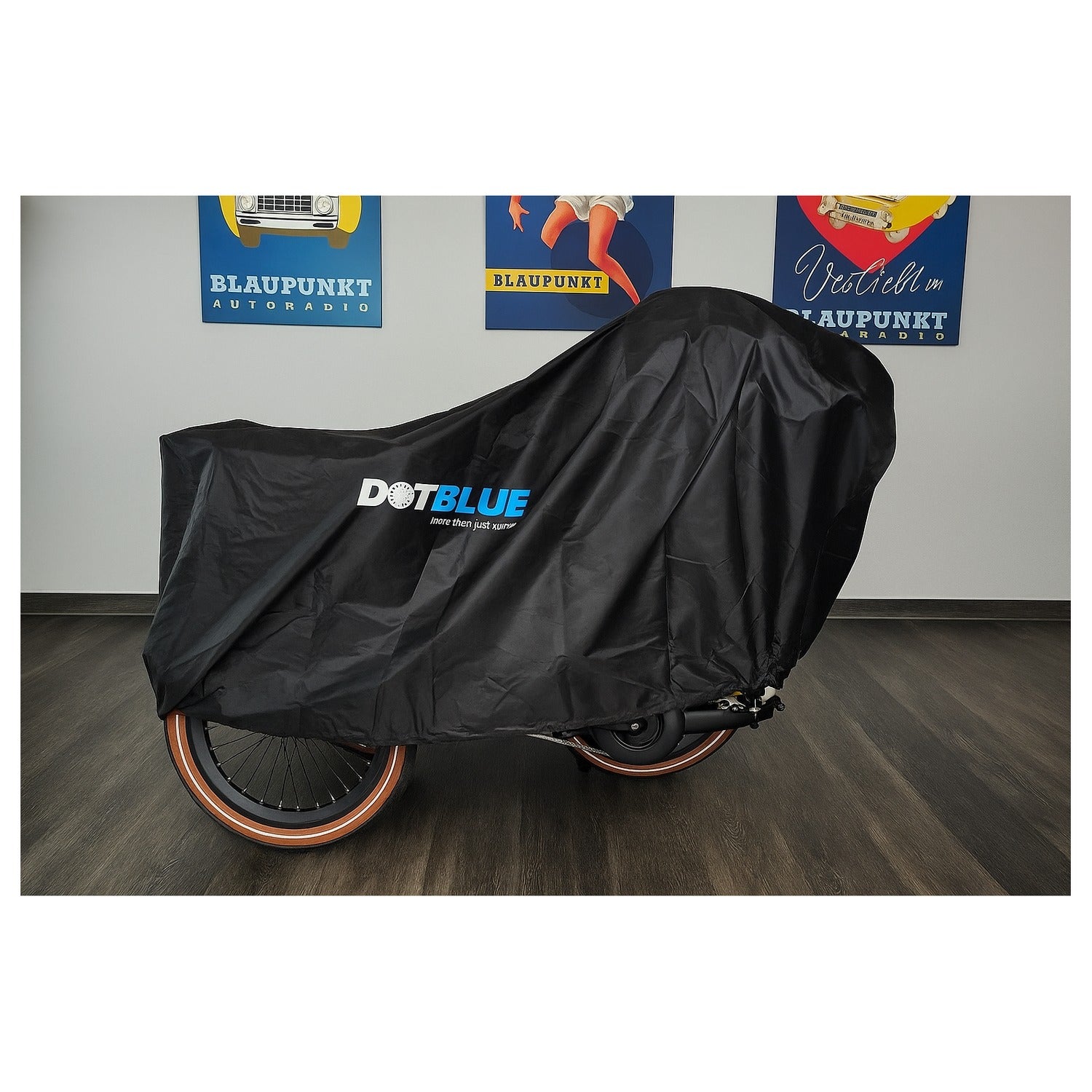 DotBlue Fahrradgarage über einem Blaupunkt Minna E-Bike